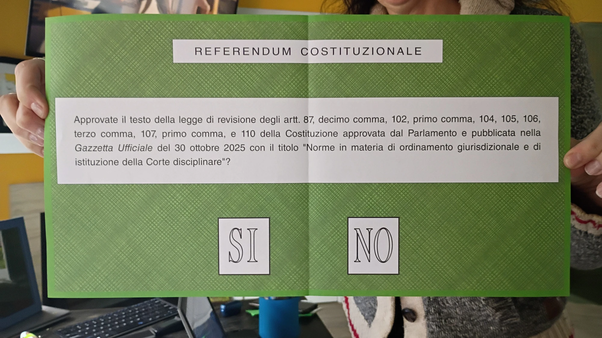 Italian ballot. Very big. Very green. Si and No are the only options.